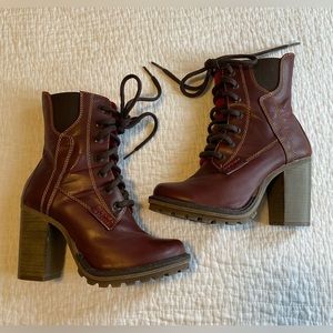 Like new! SHELL leather bootie Size 6